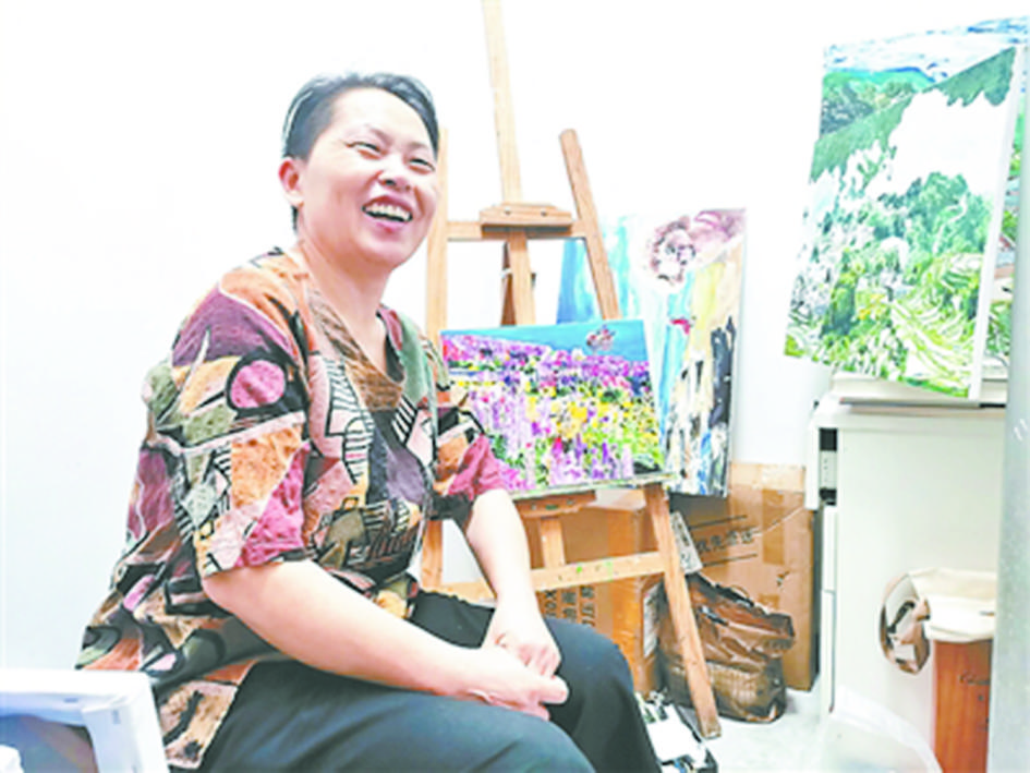 王柳云（左圖）出版首部長(zhǎng)篇《風(fēng)吹起了月光》。（受訪者供圖）