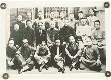 大經(jīng)中學(xué)往事　　在這文化蒙塵的至暗時(shí)刻，嚴(yán)獨(dú)鶴、周瘦鵑、陸澹安、朱大可等一眾文人合力辦了一所“大經(jīng)中學(xué)”……[詳細(xì)]