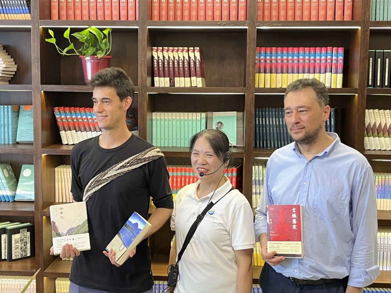 翻譯過《塵埃落定》的吉來、翻譯過《云中記》的羅一人與阿來清溪書屋的主理人合影