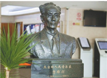 《游擊隊(duì)歌》：“每一寸土地都是我們自己的”　　“我們都是神槍手，每一顆子彈消滅一個(gè)敵人。我們都是飛行軍，哪怕那山高水又深……”[詳細(xì)]