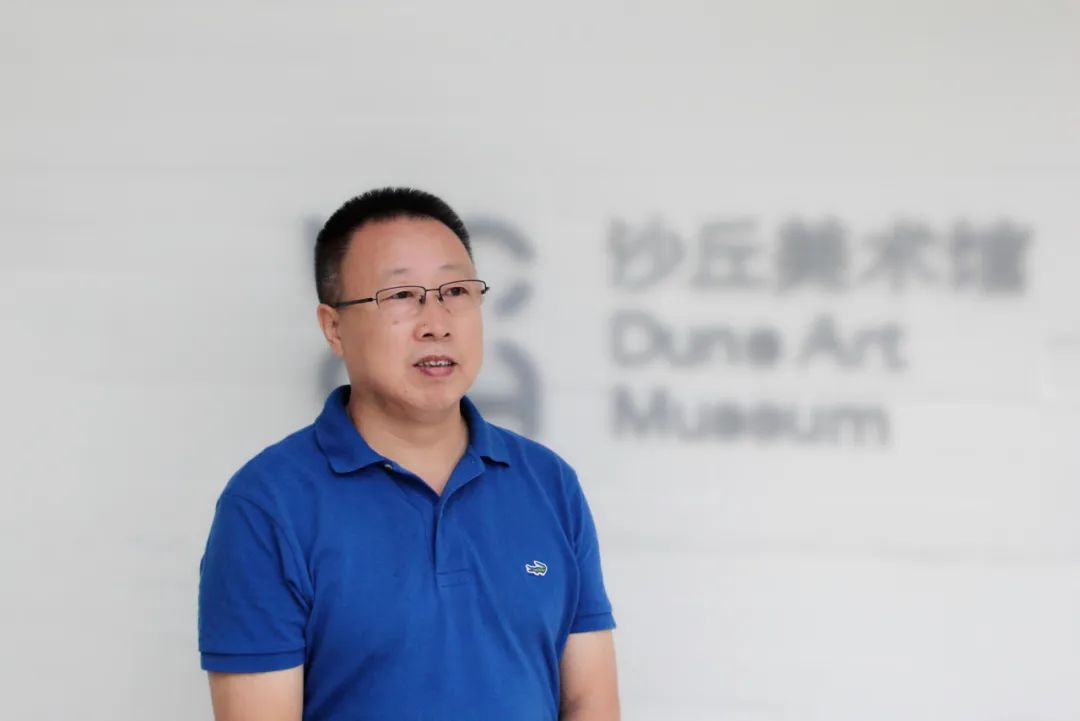 羅振亞，1963年出生，黑龍江訥河人，南開大學文學院教授，博士生導師，南開大學穆旦詩歌研究中心主任。