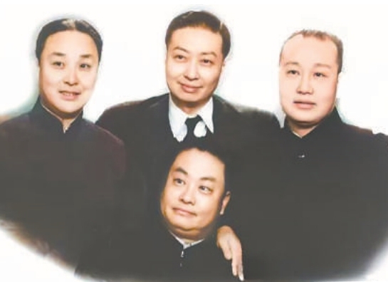 “四大名旦”的抗戰(zhàn)情懷　　抗戰(zhàn)時(shí)期，這四位京劇大師不與敵寇合作，不為敵人所利用，且以編演劇目借古喻今，展現(xiàn)了藝術(shù)家的高尚情操和民族氣節(jié)。[詳細(xì)]