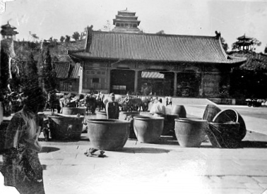 侵華戰(zhàn)爭(zhēng)時(shí)，日軍盯上了故宮里的大銅缸　　經(jīng)歷了歲月的洗禮之后，這些水缸作為故宮文化的組成部分，向人們?cè)V說(shuō)著它們見(jiàn)證的歷史變遷。[詳細(xì)]