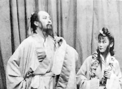 抗戰(zhàn)戲劇，紅幕赤聲撥時(shí)弦　　當(dāng)正常的舞臺(tái)演出被戰(zhàn)爭(zhēng)打斷，戲劇從某種程度上就已經(jīng)超越內(nèi)容本身，成為民族解放戰(zhàn)爭(zhēng)的一部分。[詳細(xì)]