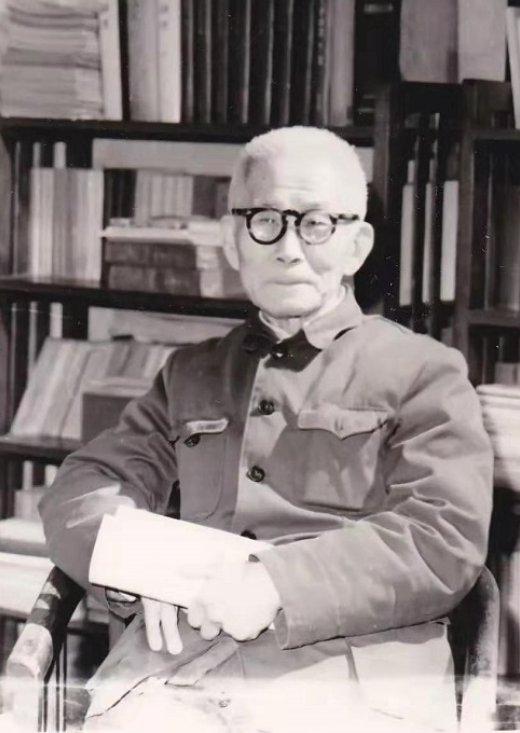 1940年元旦，巖洞里的松花糖　　中國(guó)現(xiàn)代文學(xué)館珍藏的楊晦抗戰(zhàn)日記（1937-1940），以私人化的書(shū)寫為抗戰(zhàn)時(shí)期的桂林文化生態(tài)留下了珍貴注腳。其中1940年元旦前后的兩篇日記，以“乘車票價(jià)”“空襲警報(bào)”“友人交往”等日常碎片，拼貼出大后方知識(shí)分子在戰(zhàn)火中的生存圖景。[詳細(xì)]