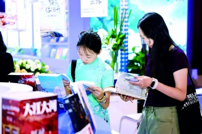 第31屆北京圖博會(huì)網(wǎng)絡(luò)文學(xué)專題展吸引觀眾閱讀。資料圖片
