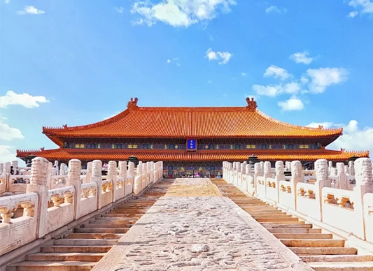 太和殿見(jiàn)證日軍投降儀式　　廣場(chǎng)上民眾歡呼雀躍，情緒高亢，氣氛熱烈。軍樂(lè)隊(duì)凱歌高奏，禮炮齊鳴。隨后全體肅立，為在抗日戰(zhàn)爭(zhēng)中犧牲的中國(guó)將士默哀……[詳細(xì)]
