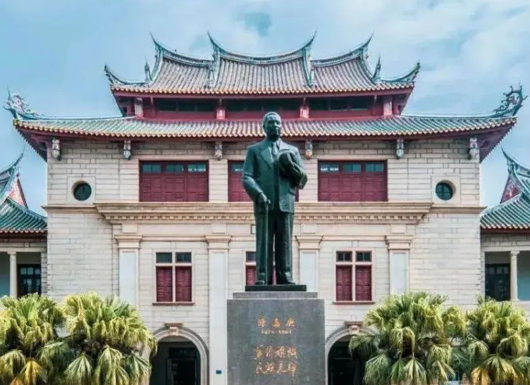 陳嘉庚1940年考察抗戰(zhàn)中的中國(guó)大學(xué)　　陳嘉庚（1874—1961）是著名愛(ài)國(guó)華僑領(lǐng)袖，被毛澤東譽(yù)為“華僑旗幟，民族光輝”。[詳細(xì)]