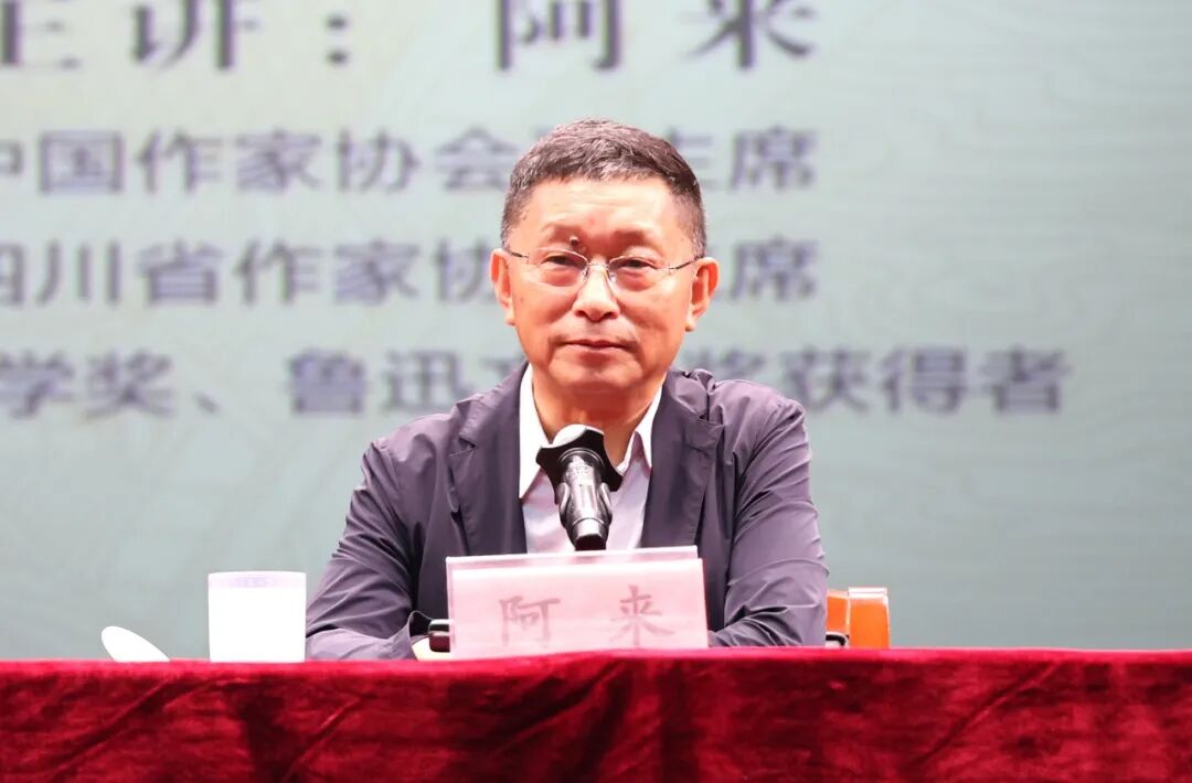 阿來為當(dāng)?shù)刈髡?、讀者帶來一場題為《蘇東坡與黃庭堅：兩位文化巨人對中國文化的影響》的講座