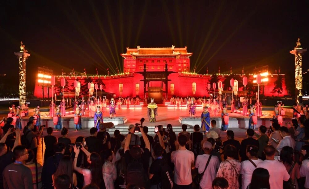 9月14日晚，一場充滿唐韻的歡迎儀式在西安永寧門盛大開場，歡迎參加2025國際青春詩會(huì)的拉美詩人和中國詩人。