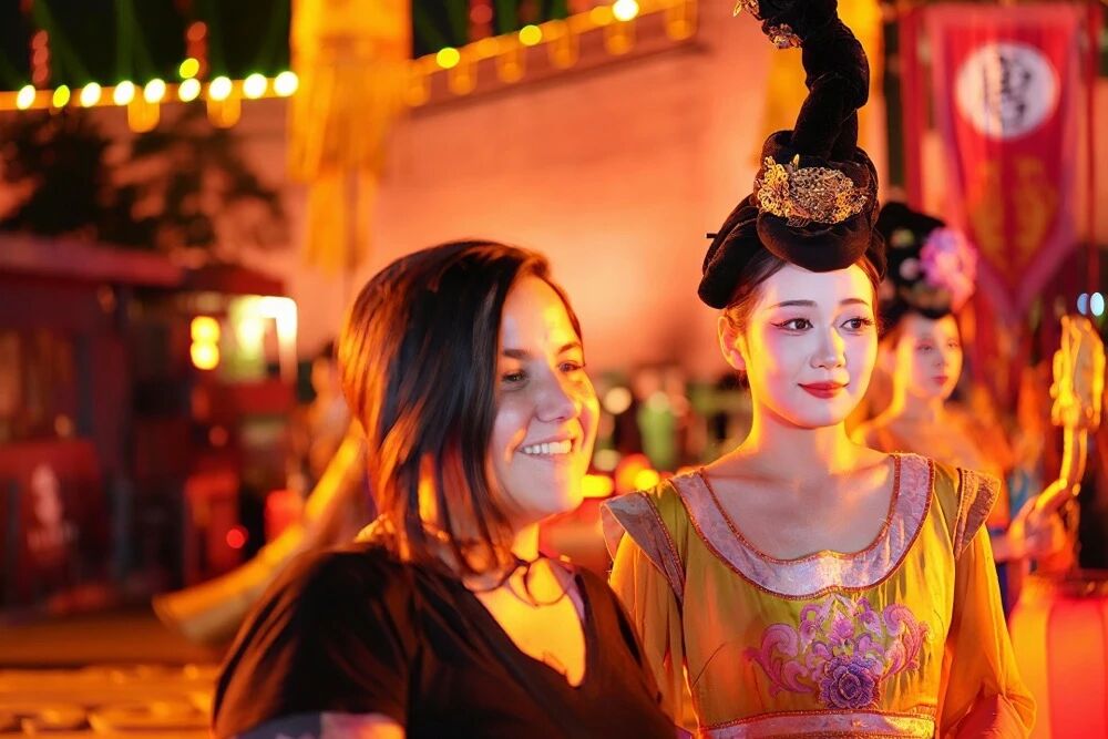 永寧門歡迎儀式后，玻利維亞詩人杰西卡·弗羅伊登塔爾與一位“唐代仕女”合影