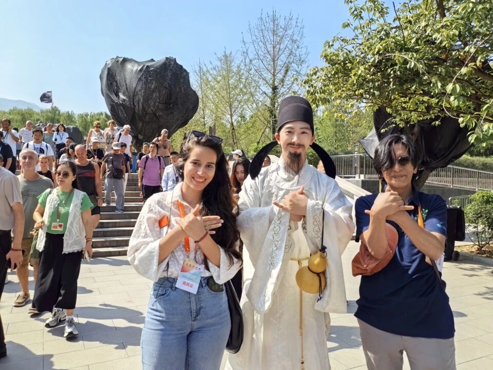 古巴詩人吉賽爾·露西亞·納瓦羅與厄瓜多爾詩人阿古斯廷·瓜姆博，向“李白”學(xué)習(xí)叉手禮