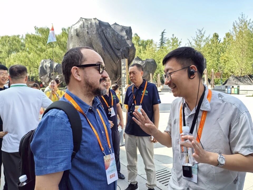 中國詩人李壯與巴西詩人塔爾索·德·梅洛參觀完秦始皇帝陵博物院后交談，李壯告訴梅洛，西安地下文物眾多，在我們腳下也許也有古代的文物遺存。