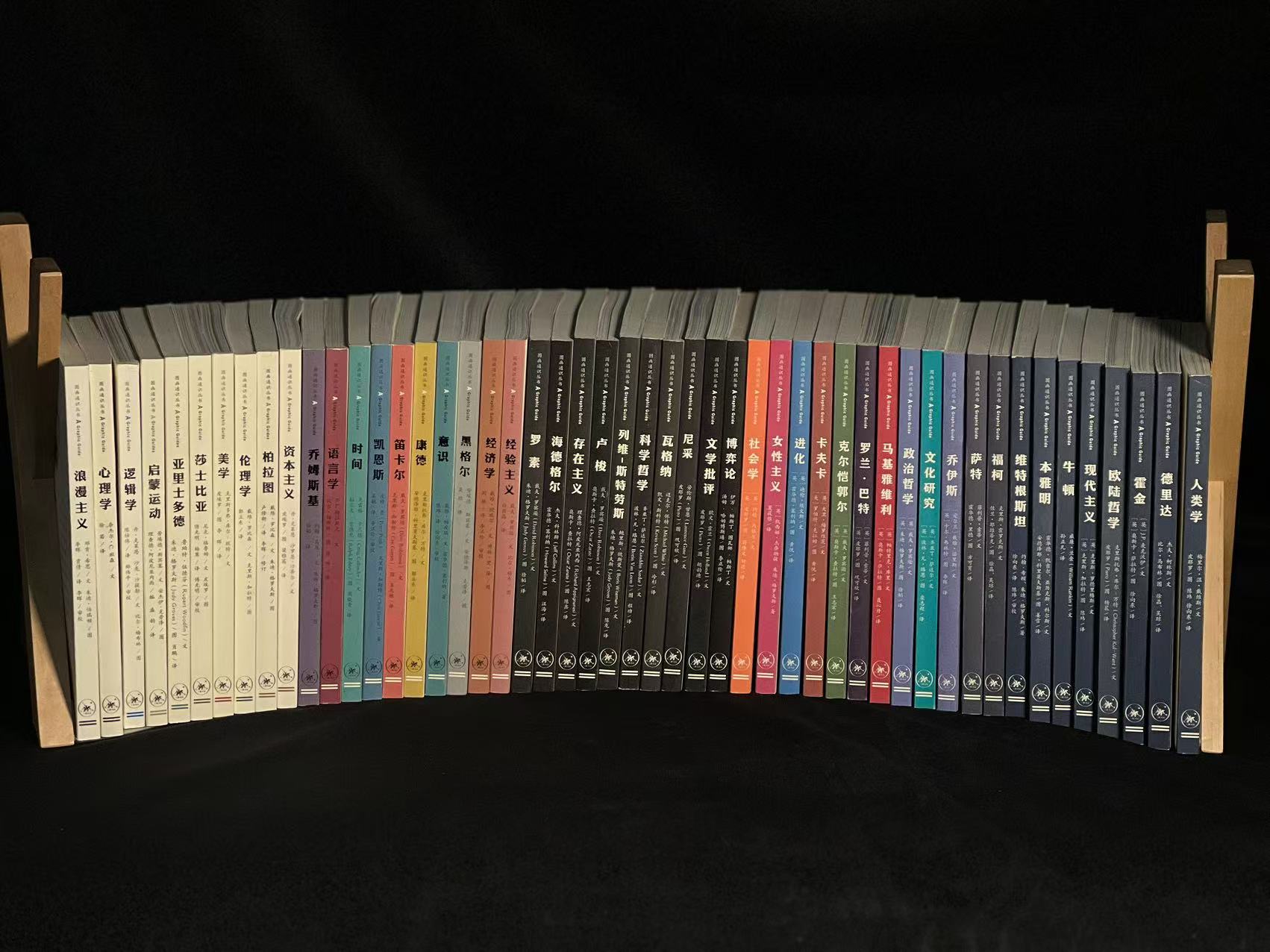 從一個個書稿案卷到一本本書，需要若干名編輯花費幾年、十年甚至幾十年的時間。受訪者供圖