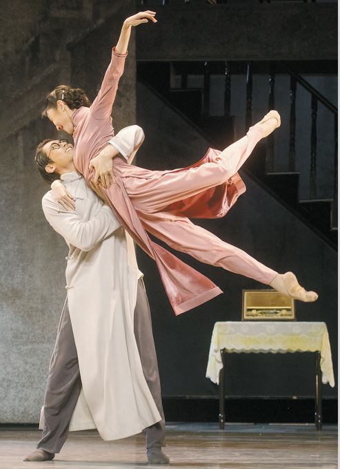 破解舞臺(tái)創(chuàng)作同質(zhì)化困局，要在尊重藝術(shù)規(guī)律的基礎(chǔ)上，重構(gòu)“鼓勵(lì)創(chuàng)新、彰顯特色、生態(tài)健康”的創(chuàng)作體系。圖為廣受好評(píng)的川劇《巴山秀才》（左）和舞劇《永不消逝的電波》（右）。