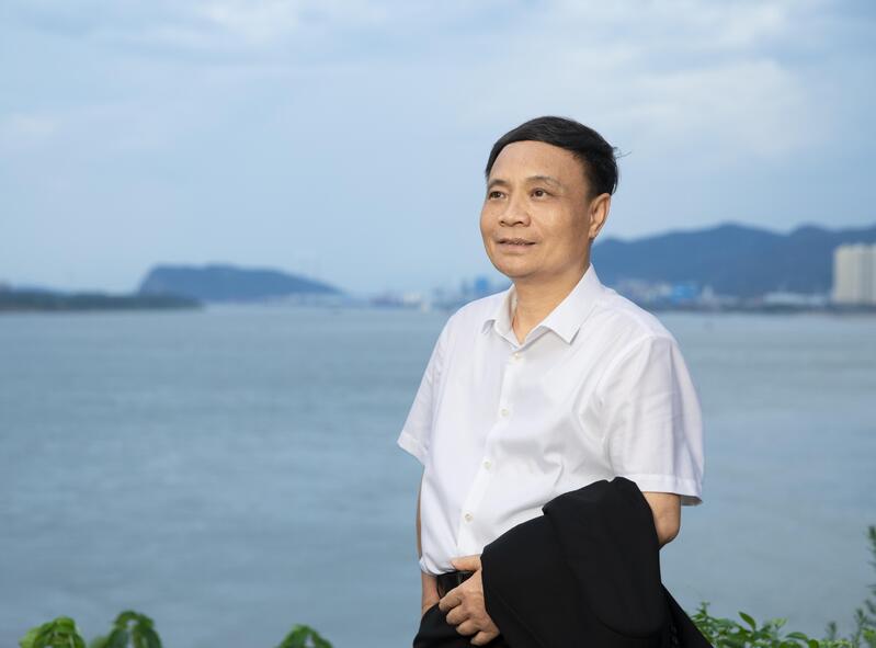 黃石作家羅日新