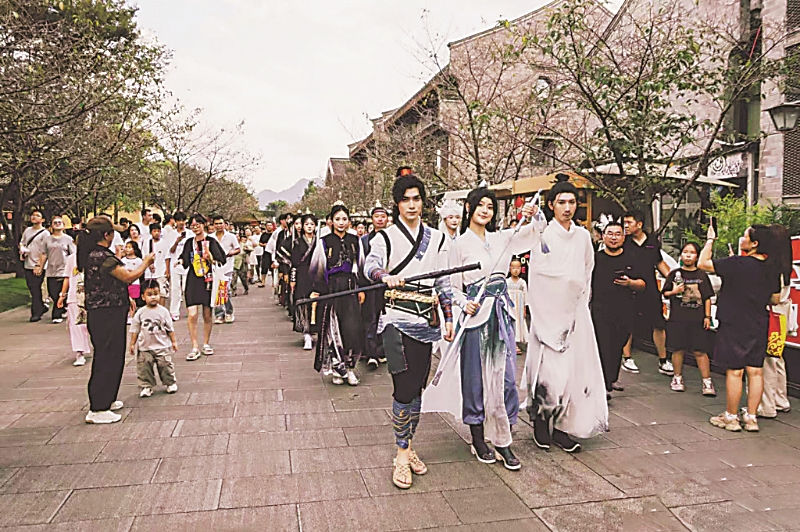 臺州府城與《劍來》IP聯(lián)動，在國慶假期為書迷定制了一個“劍來世界”新華網(wǎng)發(fā) 臺州府城 供圖