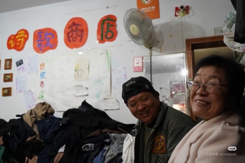 小海在“詩歌商店”圖片來自小海的社媒平臺