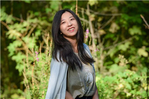 兒童繪本：獲獎(jiǎng)作品《媽媽的剪影》作者：彎彎 劉雪純         獲獎(jiǎng)感言我和媽媽劉雪純一起創(chuàng)作的這本書，正如它的名字，其靈感來源于我的媽媽。書里的剪紙，都是她30年前用最質(zhì)樸的剪刀語言，鐫刻下的生命印記。她剪下春耕秋收的田埂，剪下灶臺(tái)邊的飯菜香氣，剪下縫紉機(jī)踏板的吱呀作響。