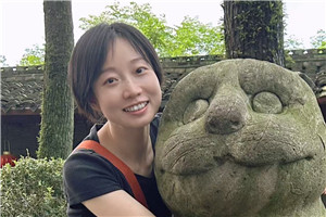 童話：獲獎(jiǎng)作品《外婆變成了麻貓》作者：慈琪         獲獎(jiǎng)感言關(guān)于外婆的童話獲獎(jiǎng)了，我心中百感交集。我無法和外婆分享喜悅，因?yàn)樗粫?huì)知道發(fā)生了什么，即便知道，也會(huì)很快忘記。如今的她，生活在許多“全新”的一分鐘里，高興是一分鐘，生氣是一分鐘……