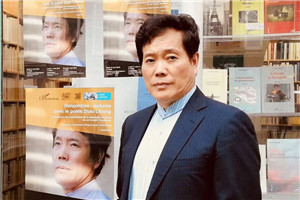 童話：獲獎(jiǎng)作品《月光蟋蟀》作者：趙麗宏         獲獎(jiǎng)感言我的寫作起始于詩歌和散文，寫兒童文學(xué)、小說和童話，是在我60歲以后。創(chuàng)作兒童文學(xué)，使我的寫作和兒童的世界聯(lián)系在一起。這是一個(gè)純真的世界，是一個(gè)不能容忍虛偽和欺騙的世界……