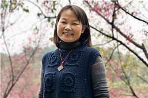 小說：獲獎(jiǎng)作品《狼洞的外婆》作者：王勇英         獲獎(jiǎng)感言我出生在一個(gè)叫大車的客家村莊。童年時(shí)代，村里經(jīng)常有劇團(tuán)、戲班來演采花劇、唱木鬼戲等。小時(shí)候我們沒有課外書看，但有很多戲看，那是在鄉(xiāng)村戲臺(tái)上、打谷場(chǎng)上演的故事，是最鄉(xiāng)土的“書”。