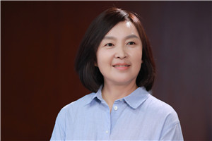 小說：獲獎(jiǎng)作品《胡同也有小時(shí)候》作者：周敏         獲獎(jiǎng)感言胡同的魅力，不是一部小說能說盡的，希望有機(jī)會(huì)來北京的朋友，能找一間什剎海附近胡同深處的民宿住上些時(shí)日，逛逛早市，看看夕陽，嘗嘗“鴉兒李記”的早點(diǎn)，品品“富華齋”的蓋碗茶。要是運(yùn)氣好……