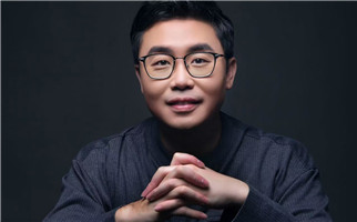 小說：獲獎(jiǎng)作品《我人生最開始的好朋友》作者：蔡崇達(dá)         獲獎(jiǎng)感言在我理解中，兒童文學(xué)是復(fù)雜且重要的文學(xué)形式，必須用最簡(jiǎn)練的語言觸及最根本的命題，必須采用簡(jiǎn)單到兒童都讀得懂且喜歡讀的語言，帶兒童進(jìn)入他們身上正在展開的對(duì)自我內(nèi)心的理解……