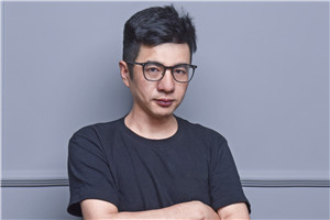 小說：獲獎(jiǎng)作品《大河的歌謠》作者：大秀         獲獎(jiǎng)感言我出生在魯西南黃河畔，大學(xué)畢業(yè)后生活在紅船旁。江南文化的細(xì)膩與齊魯大地的渾厚共同造就了我的文學(xué)語言。我為什么要書寫黃河？因?yàn)閷?duì)我而言，黃河不僅是地理上的故鄉(xiāng)，更是我所創(chuàng)建的文學(xué)故鄉(xiāng)。