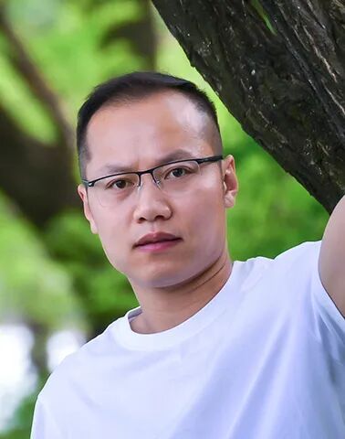   范墩子     西安市文學藝術(shù)創(chuàng)作研究室專業(yè)作家。在《人民文學》《江南》《青年作家》《滇池》等期刊發(fā)表近百萬字，已出版《抒情時代》《虎面》《我從未見過麻雀》《去貝加爾》《小說便條》等作品。曾獲陜西青年文學獎、《滇池》文學獎最佳小說獎、長安散文獎等。