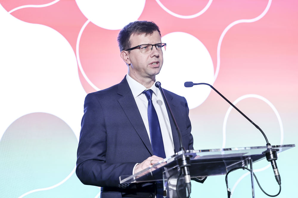 11月27日，在匈牙利布達(dá)佩斯，匈牙利歐盟事務(wù)部長(zhǎng)博考·亞諾什在頒獎(jiǎng)典禮上致辭。新華社發(fā)（鮑洛格·達(dá)維德攝）