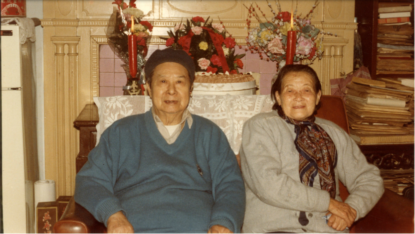 施蟄存與陳慧華結(jié)婚六十年紀念合影，1988年12月2日。