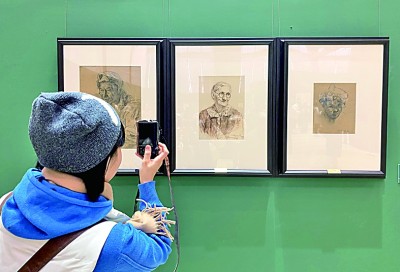 觀眾駐足欣賞肖像素描作品。本報記者 田呢攝/光明圖片