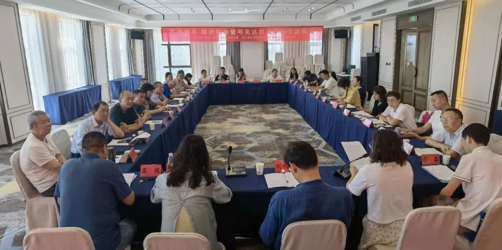 2023年8月8日至9日，文潤(rùn)師市·《綠洲》筆會(huì)暨可克達(dá)拉文學(xué)創(chuàng)作改稿會(huì)邀請(qǐng)疆內(nèi)外名家授課改稿