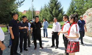 2022年7月，中國作協(xié)采訪團(tuán)在79團(tuán)王震紅軍小學(xué)采風(fēng)