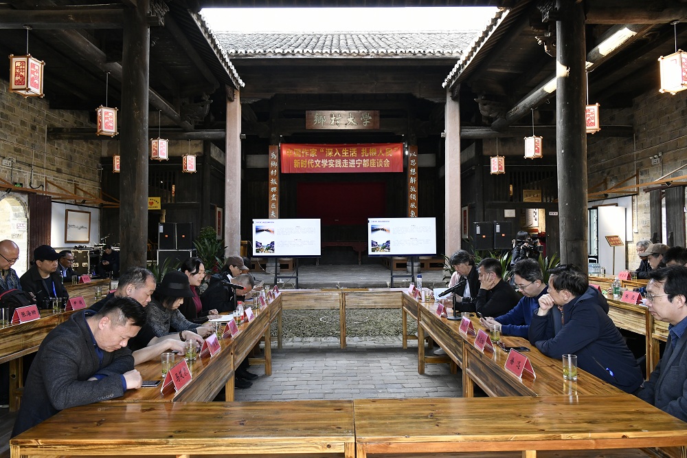 2023年3月9日下午，采風(fēng)團(tuán)一行與寧都當(dāng)?shù)匚膶W(xué)愛好者在東山壩鎮(zhèn)小源村進(jìn)行座談交流