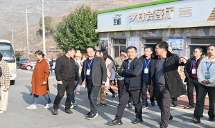 全國文學(xué)名刊名編創(chuàng)作筆會(huì)與會(huì)作家參觀九女峰鄉(xiāng)村振興示范區(qū)