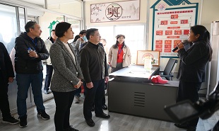全國文學(xué)名刊名編創(chuàng)作筆會(huì)與會(huì)作家參觀泰山黨史教育基地