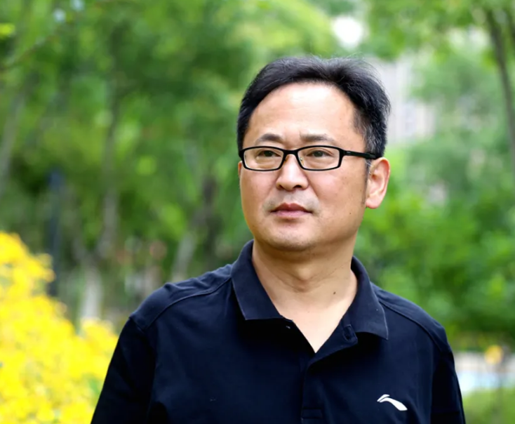 張 琳，安徽碭山人，中國作家協(xié)會會員，安徽文學(xué)院第五屆簽約作家。作品散見于《小說選刊》《中篇小說選刊》《微型小說選刊》等。文學(xué)編輯，獲第二十一屆百花文學(xué)獎編輯獎等。