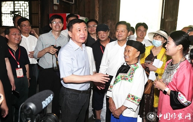 中國(guó)作協(xié)組織作家赴十八洞村參觀學(xué)習(xí)