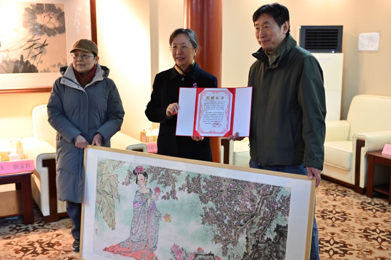 韋紅燕、汪港清向北海公園捐贈作品，北海公園黨委書記、園長孫齊煒接受捐贈