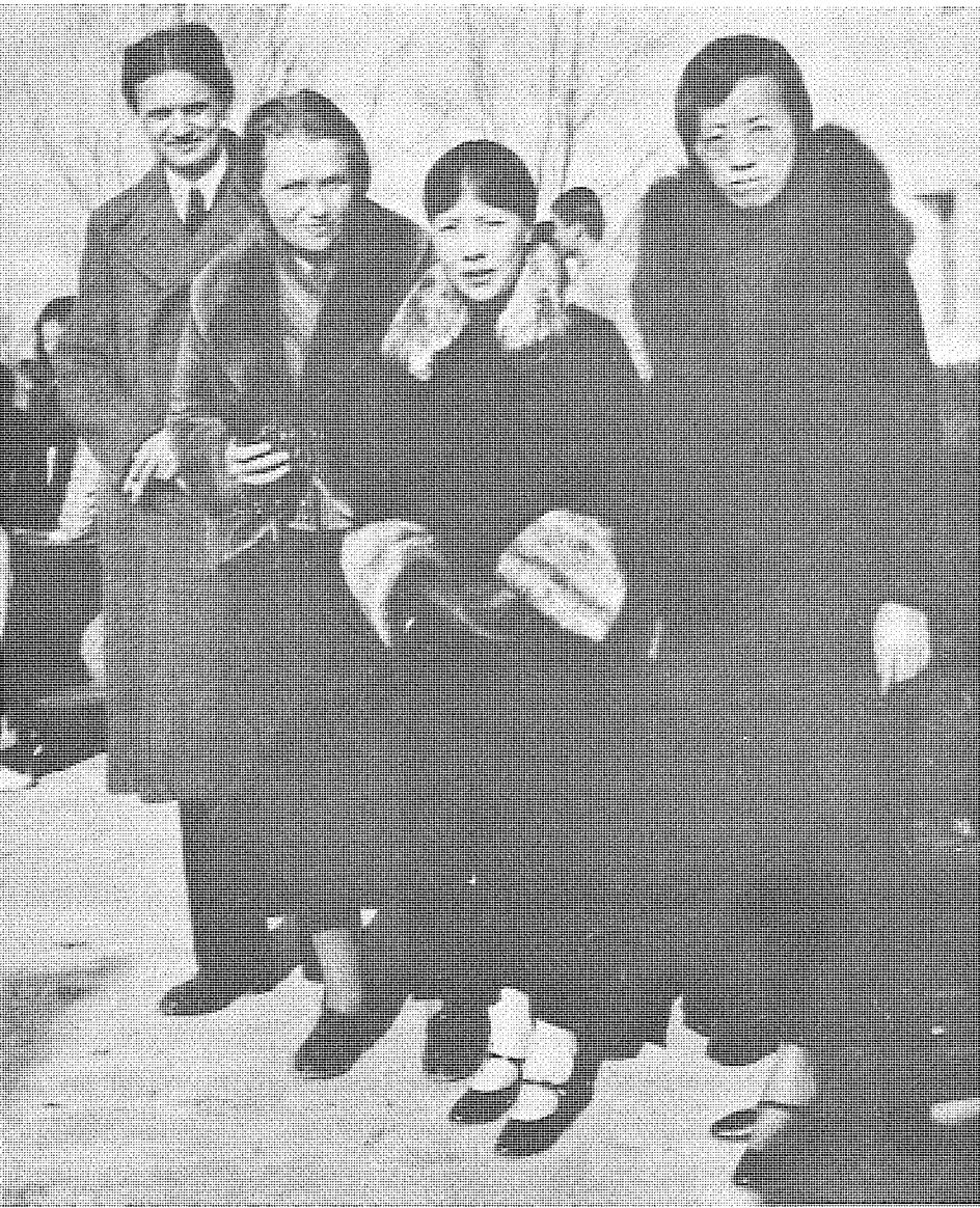 1933年普實(shí)克(左一)留學(xué)中國,與冰心(右二)等人合影