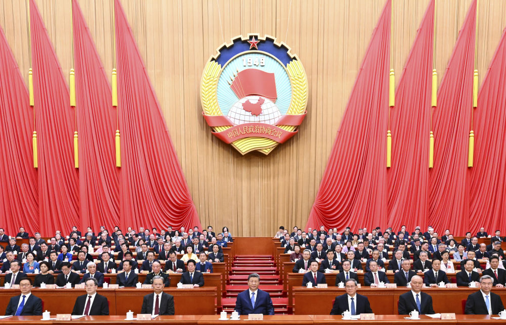 3月4日下午，中國人民政治協(xié)商會議第十四屆全國委員會第四次會議在北京人民大會堂開幕。這是習(xí)近平、李強(qiáng)、趙樂際、蔡奇、丁薛祥、李希、韓正在主席臺就座。新華社記者 燕雁 攝