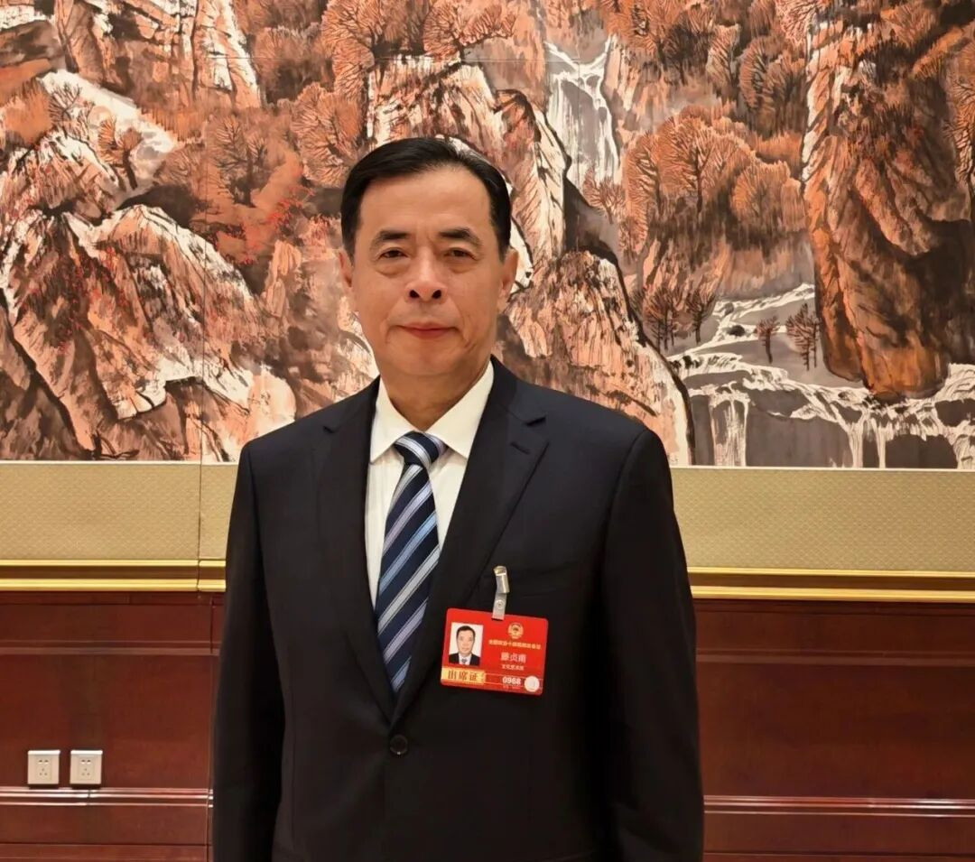 全國政協(xié)委員、中國作家協(xié)會主席團委員滕貞甫