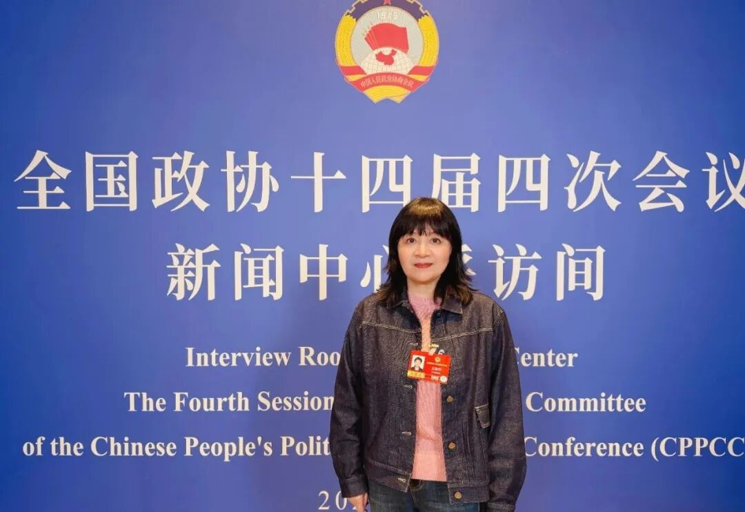 全國政協(xié)委員、中國視協(xié)副主席、編劇王麗萍 &nbsp;