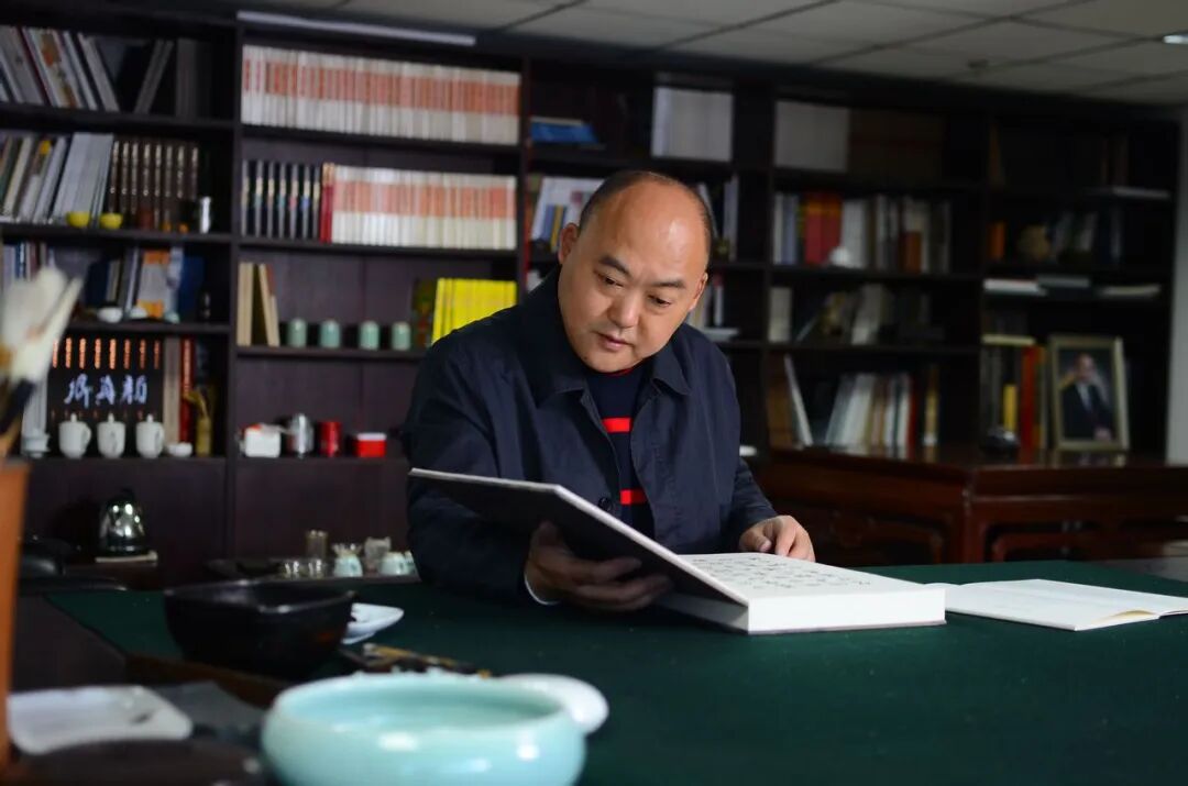 全國政協(xié)委員、民盟中央文化委員會副主任、中國國家畫院藝術(shù)家洪厚甜