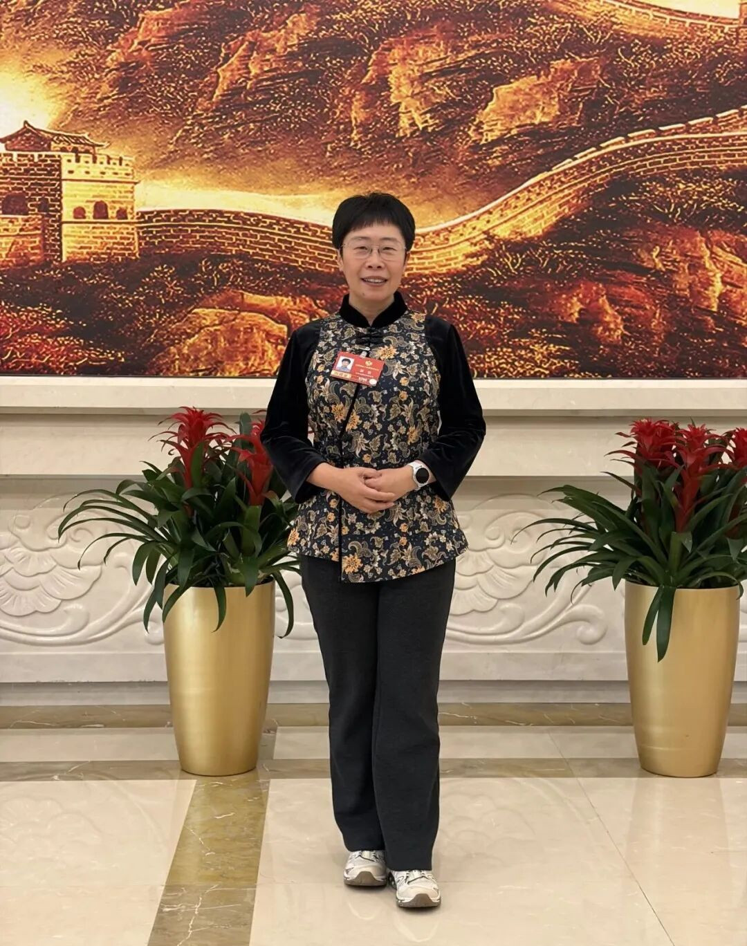 全國政協(xié)委員，全國婦聯(lián)副主席（兼），中央民族大學黨委委員、教授蒙曼