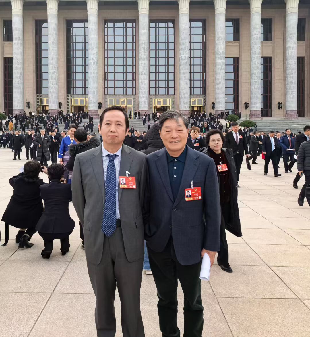 全國政協(xié)委員、北京十月文藝出版社總編輯韓敬群，全國政協(xié)委員、湖北省文聯(lián)名譽主席熊召政