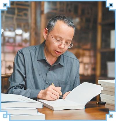 歐陽黔森在為讀者簽書。 受訪者供圖