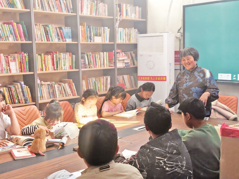 李翠利帶孩子們閱讀。 受訪者供圖